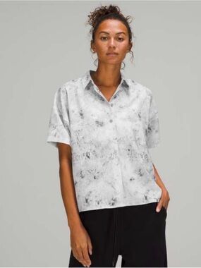 lululemon athletica White and Gray Marbled Short-Sleeve Button-Up Blouse